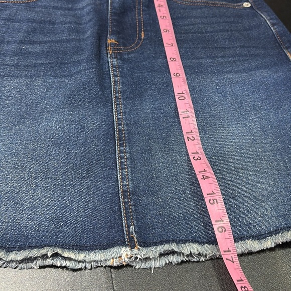 DKNY Jeans Mid Rise,A-line,frayed hem,pockets,stretch sits at natural waist - Picture 6 of 8